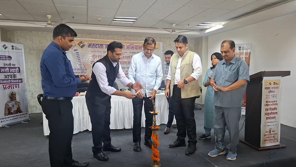 मतदाता जागरूकता अभियान के अंतर्गत पंजीकृत गीत एवं नाटक दलों के लिए एकदिवसीय उन्मुखीकरण कार्यशाला का आयोजन