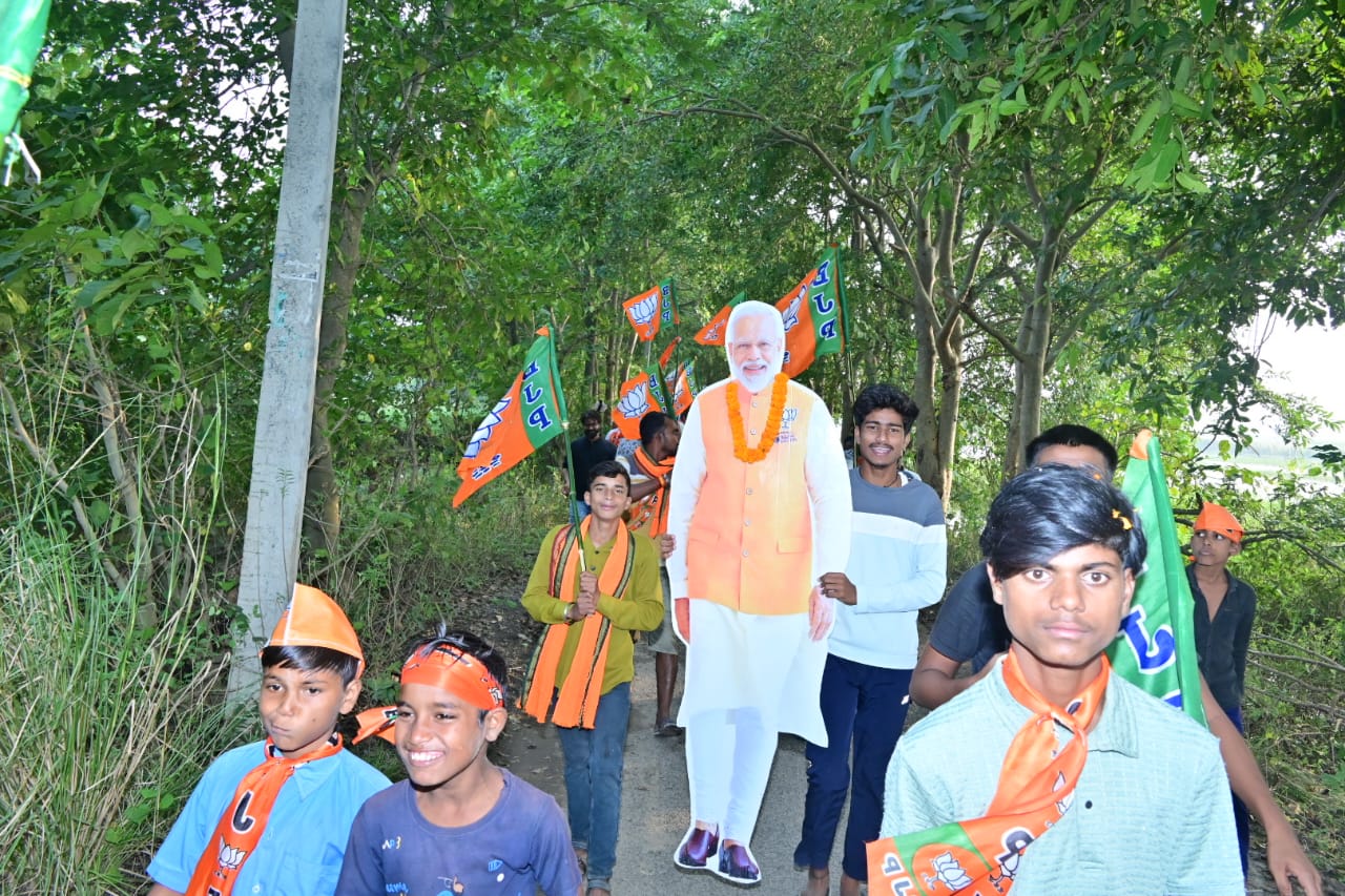 जनसंपर्क के दौरान बड़हरा एनडीए प्रत्याशी को मिल रहा है जबरदस्त समर्थन।